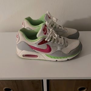 Gently loved Nike Air Max women’s size 8